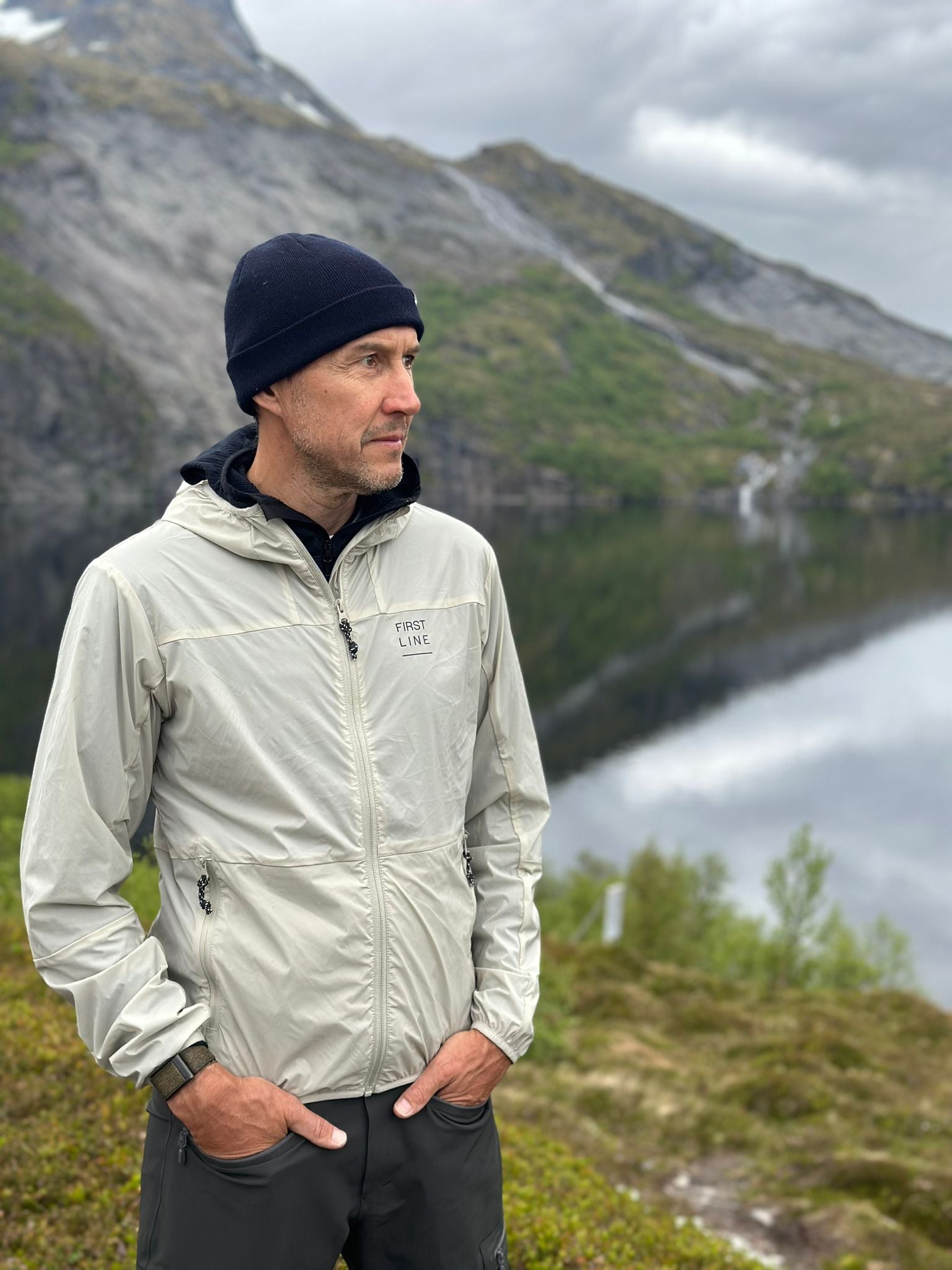 Bliss_ultralight_jacket_men_agate_stone_sideview_outdoor