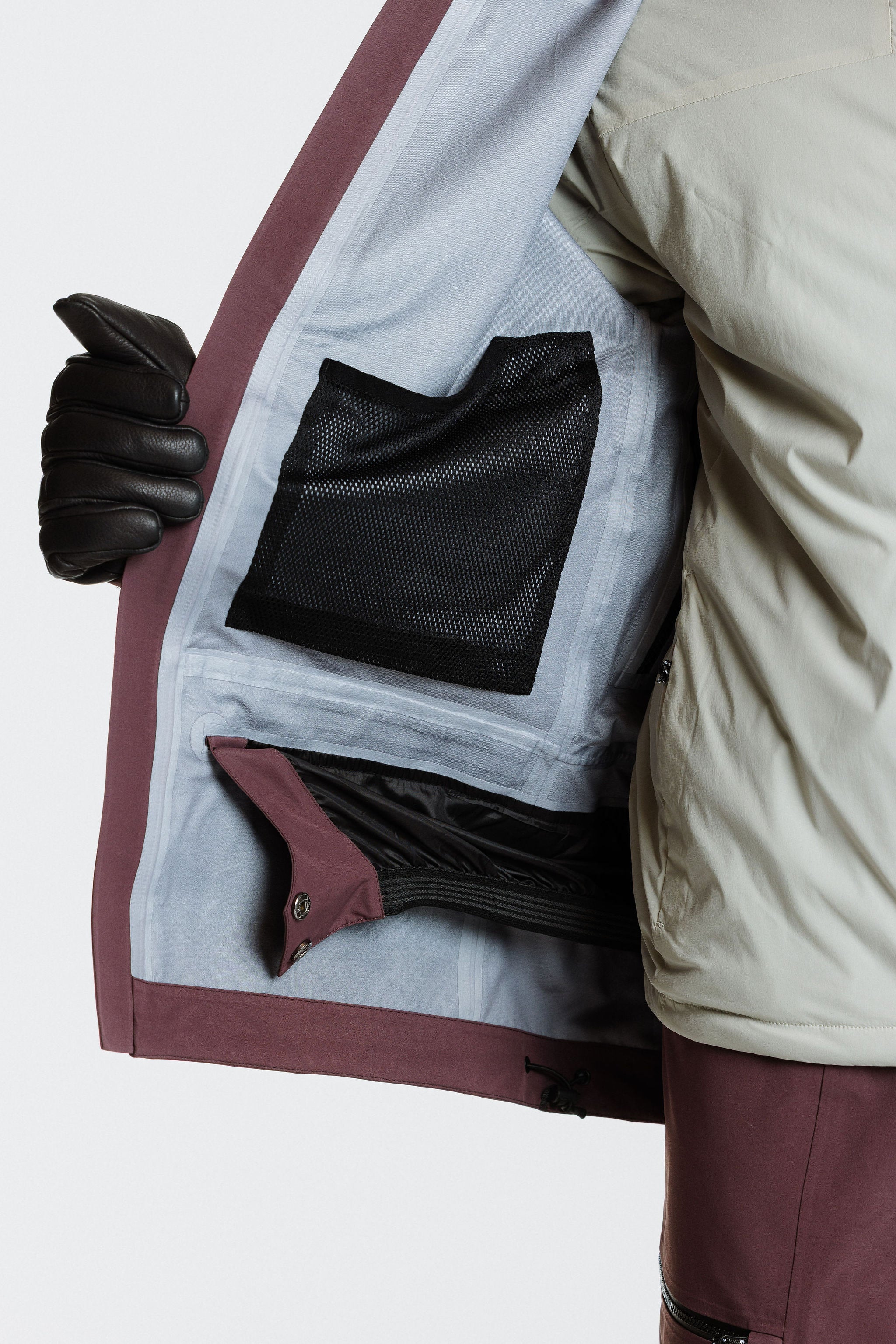 Enjo_3layershelljacket_men_cacaopowder_insidemeshpocket