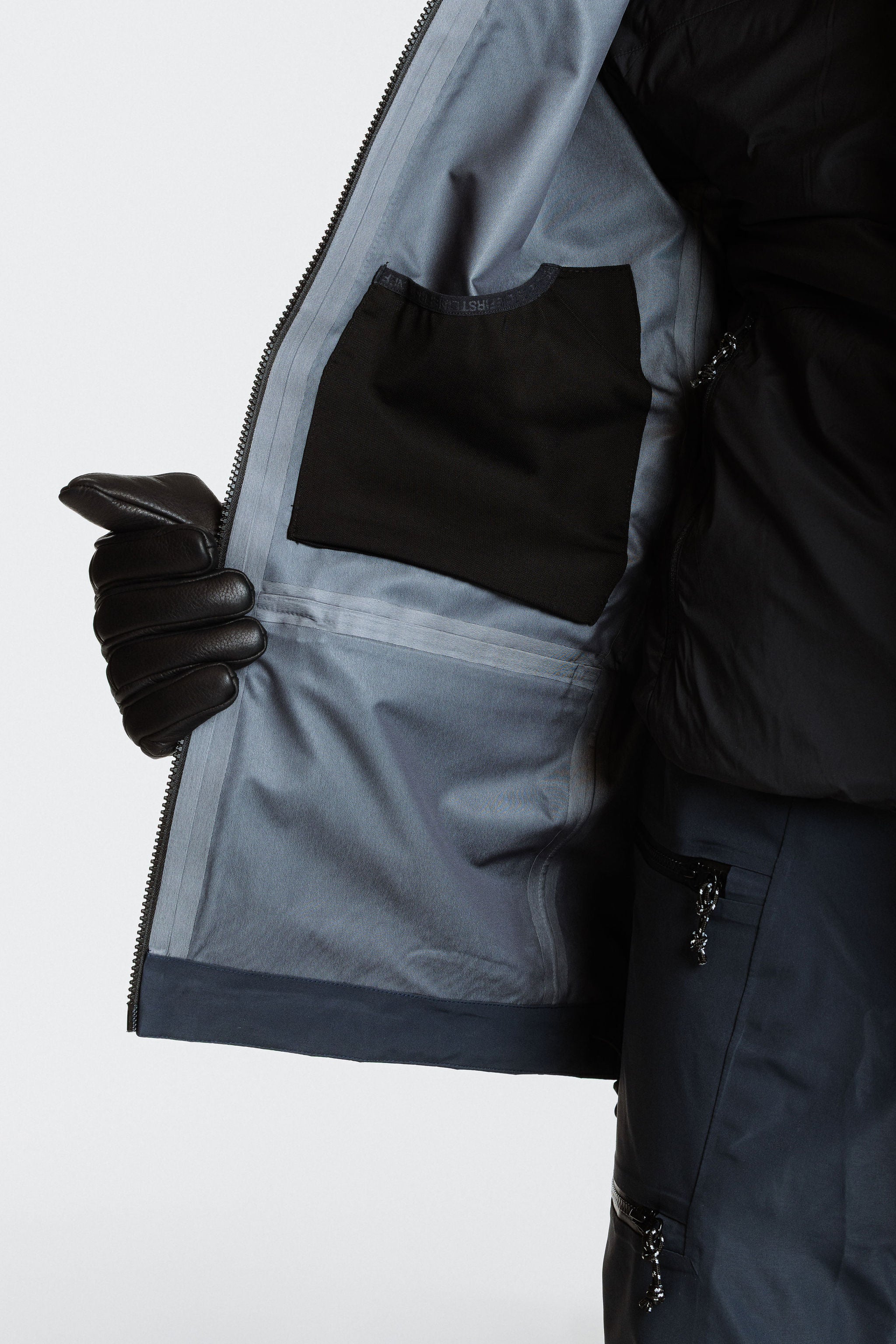 Enjo_3layershelljacket_men_midnightblue_black_graphite_inside meshpocket