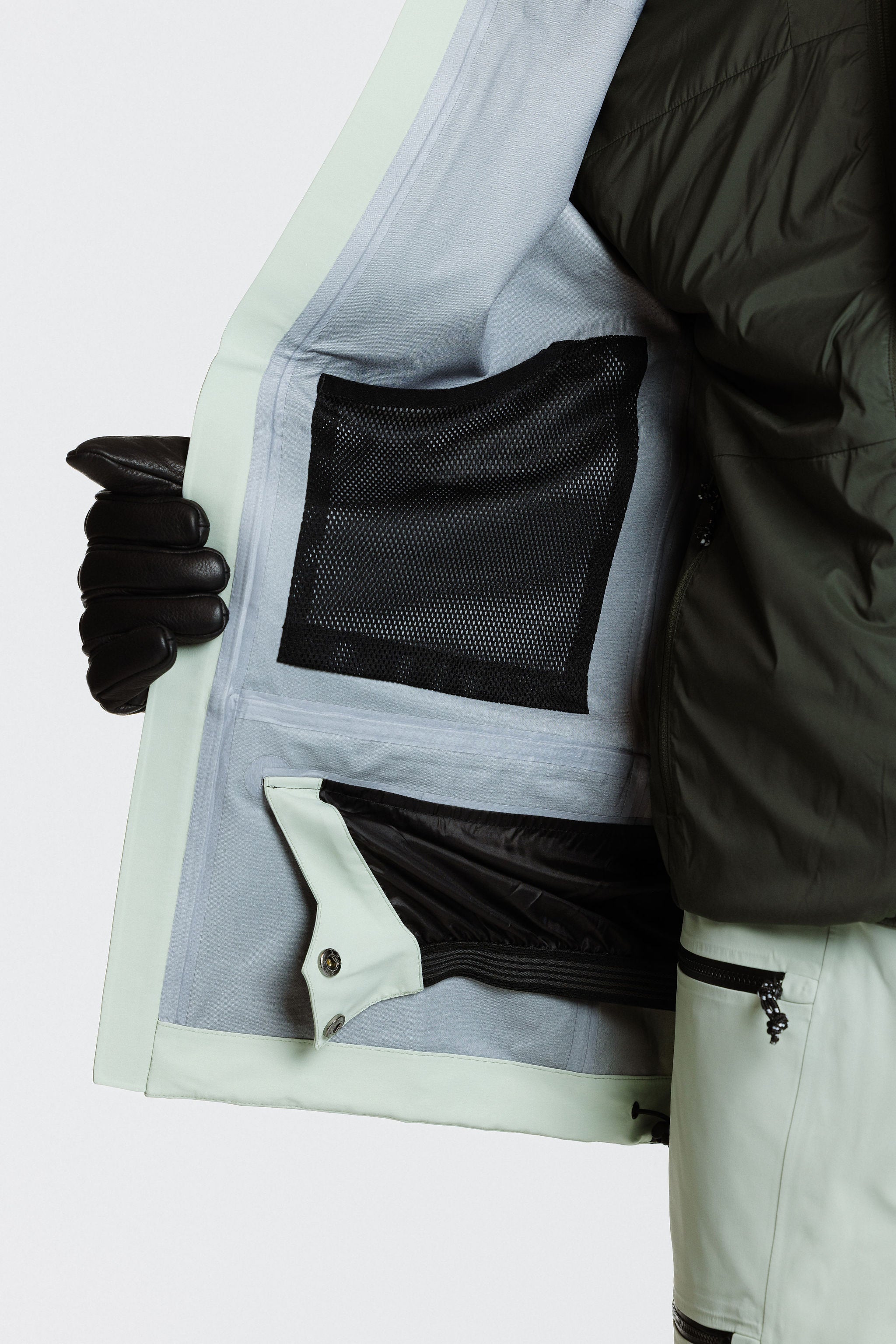 Enjo_3layershelljacket_men_softsage_insidemeshpocket
