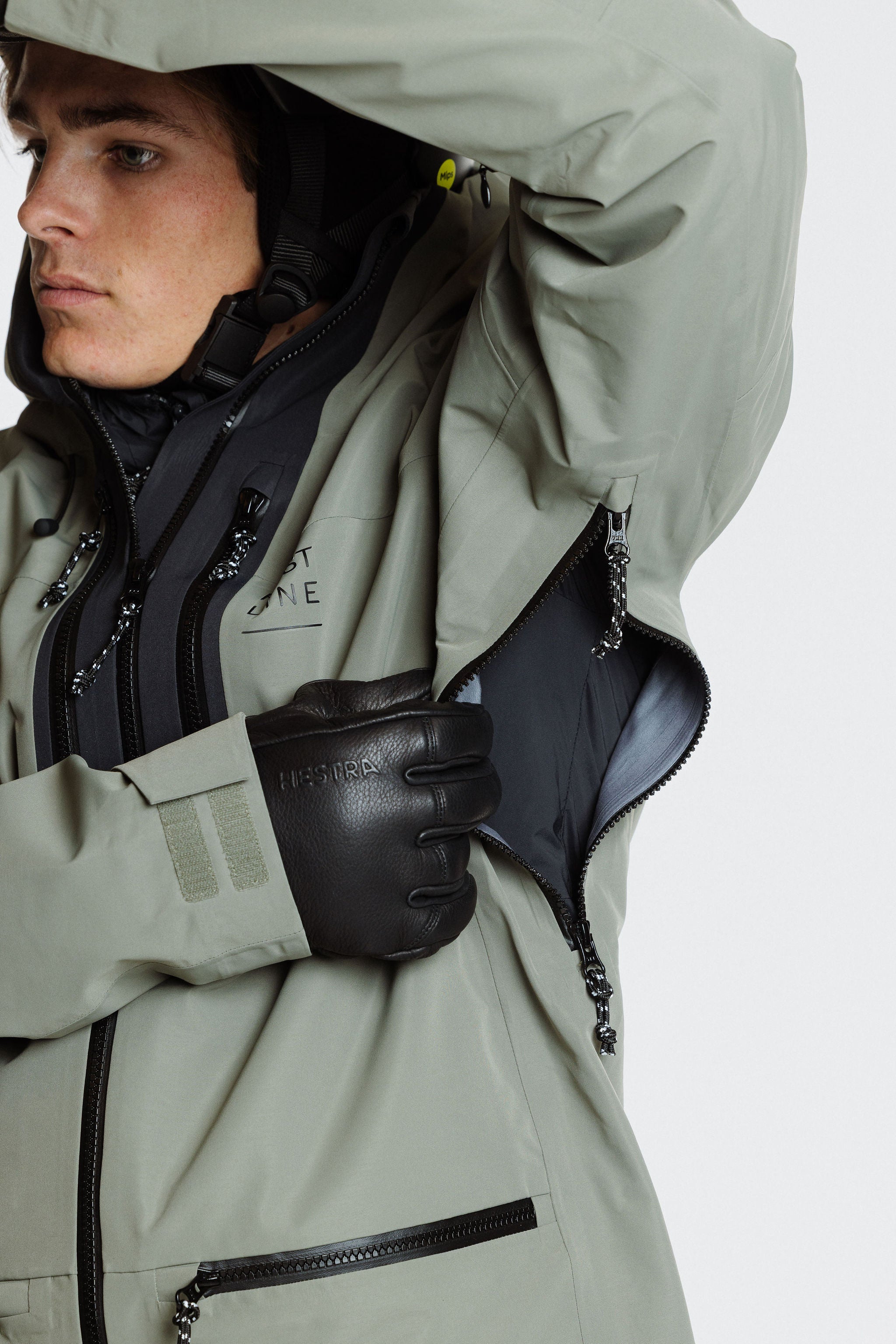 Enjo_3layershelljacket_men_softstone_blackgraphite_underarmventilation