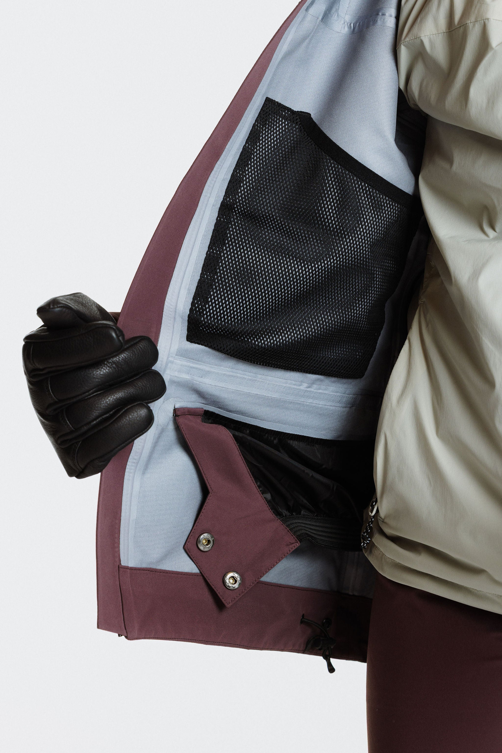 Enjo_3layershelljacket_women_cacaopowder_insidemeshpocket