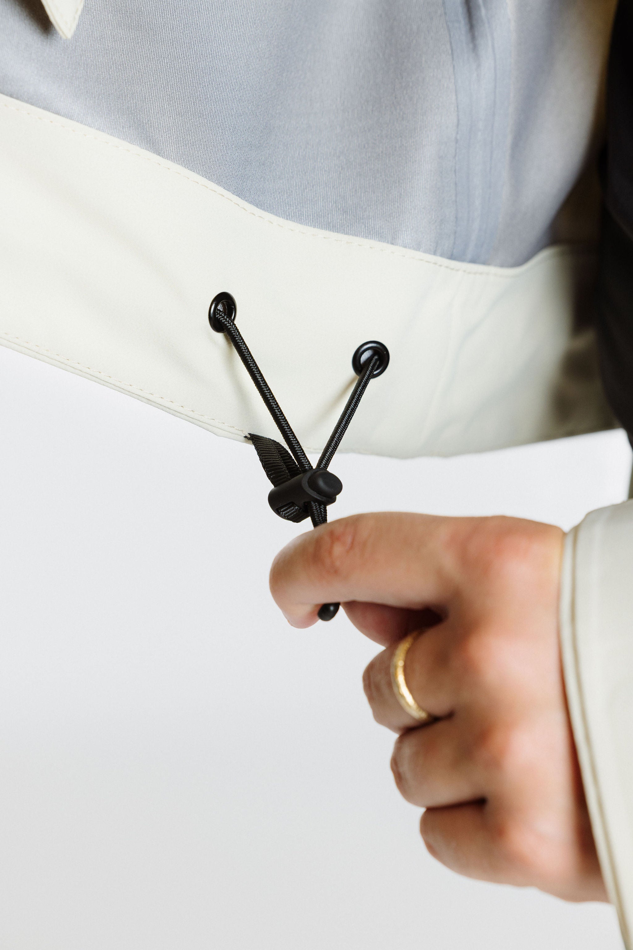 Enjo_3layershelljacket_women_snowwax_insidedrawcordadjustment