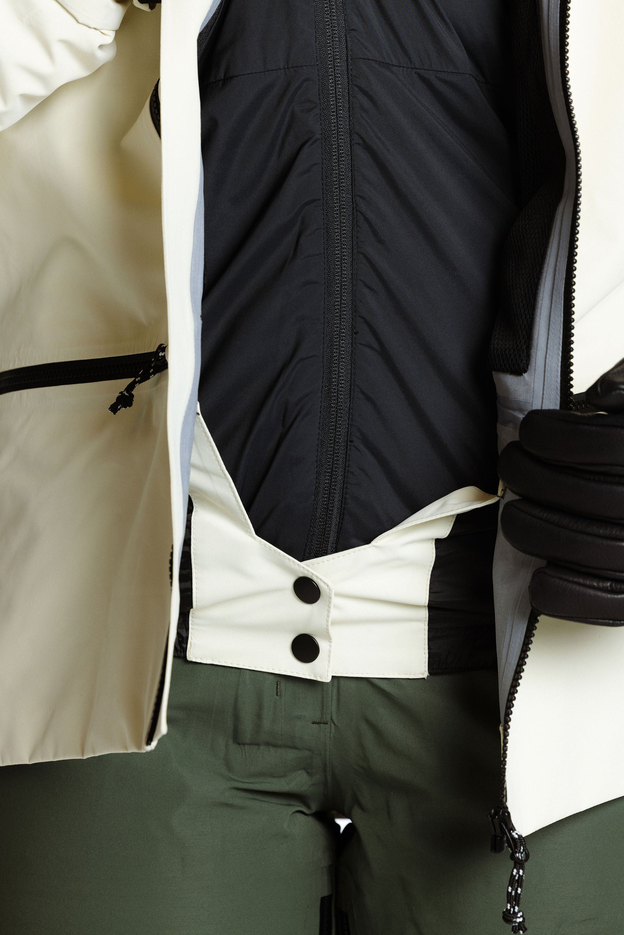 Enjo_3layershelljacket_women_snowwax_snowskirt