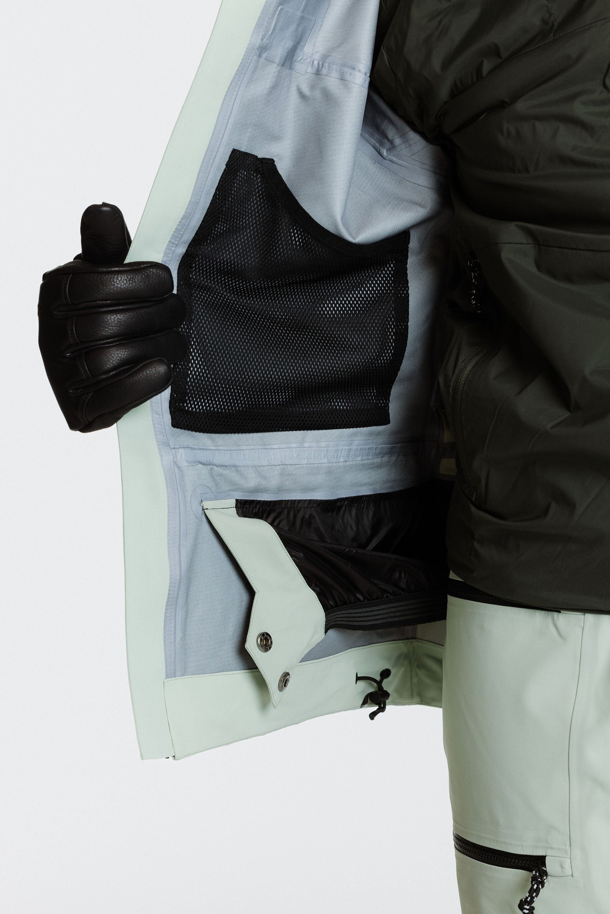 Enjo_3layershelljacket_women_softsage_insidemeshpocket