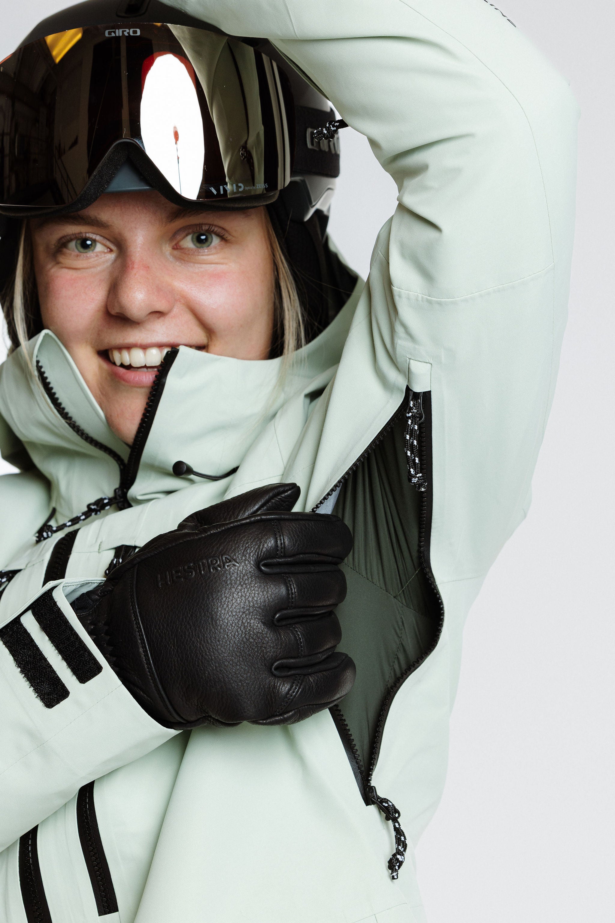 Enjo_3layershelljacket_women_softsage_underarm_ventilation