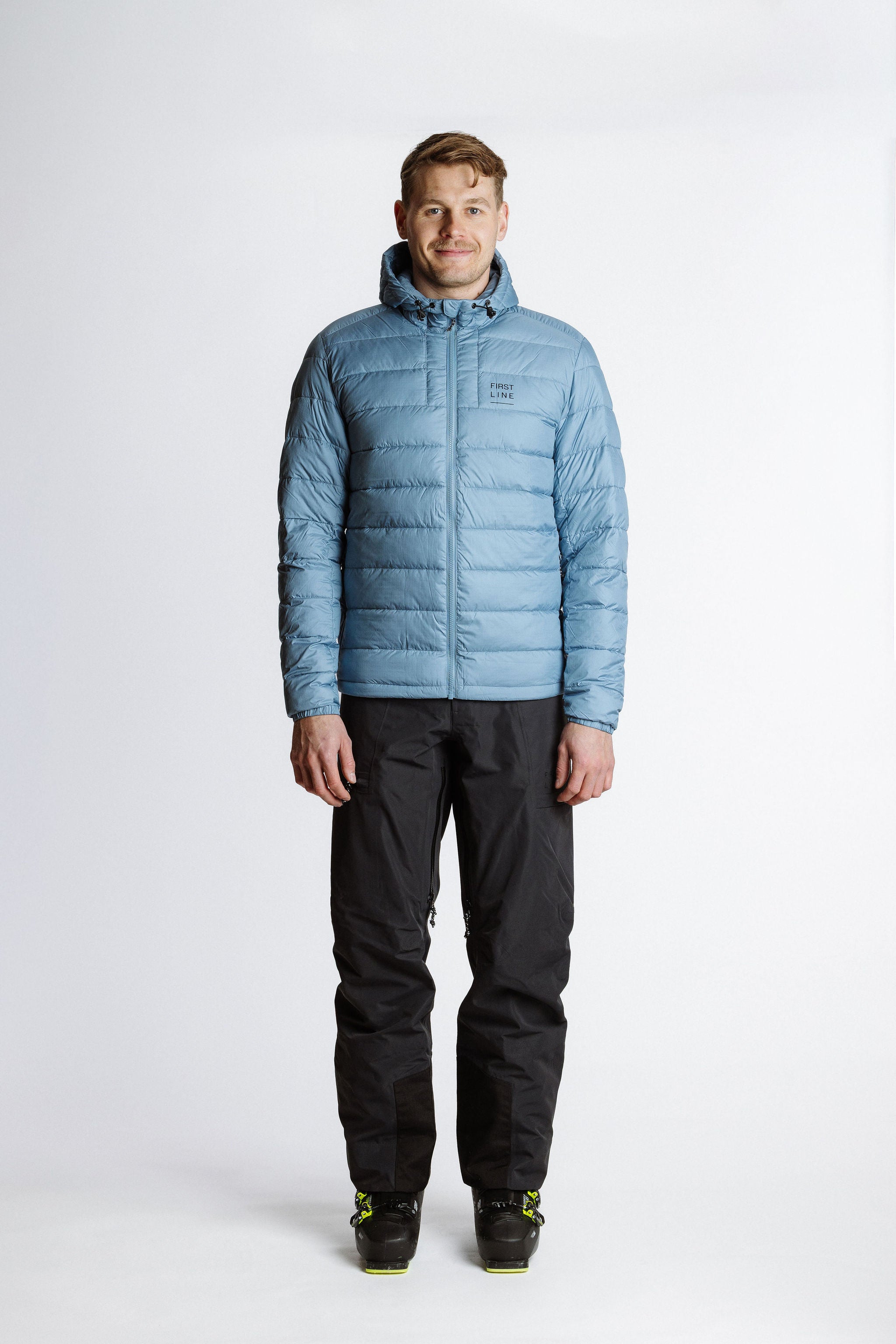 Komodinsulationjacket_men_dustyblue_frontview_outfit