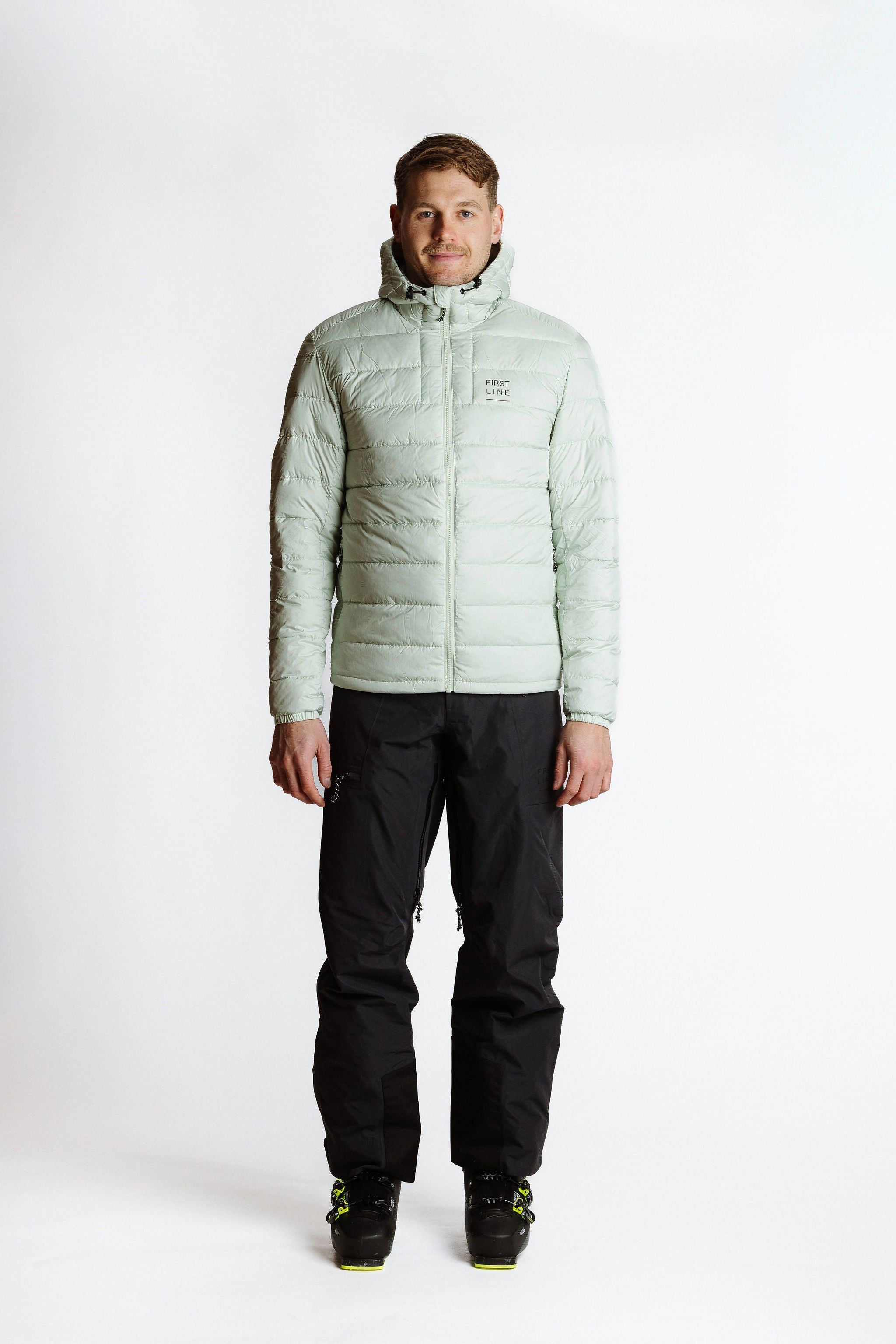 Komodinsulationjacket_men_softsage_frontview_outfit