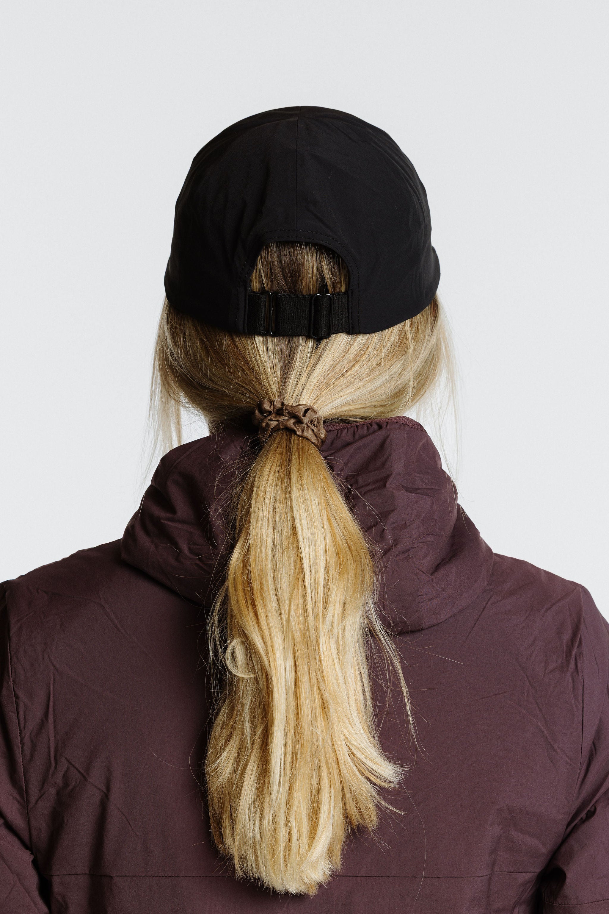 Rise_cap_unisex_onesize_black_backview_women