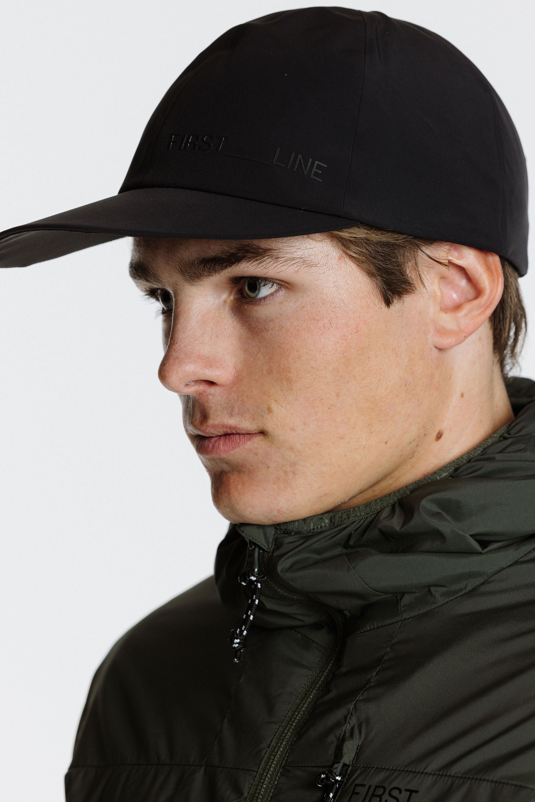 Rise_cap_unisex_onesize_black_sideview_men_closezoom