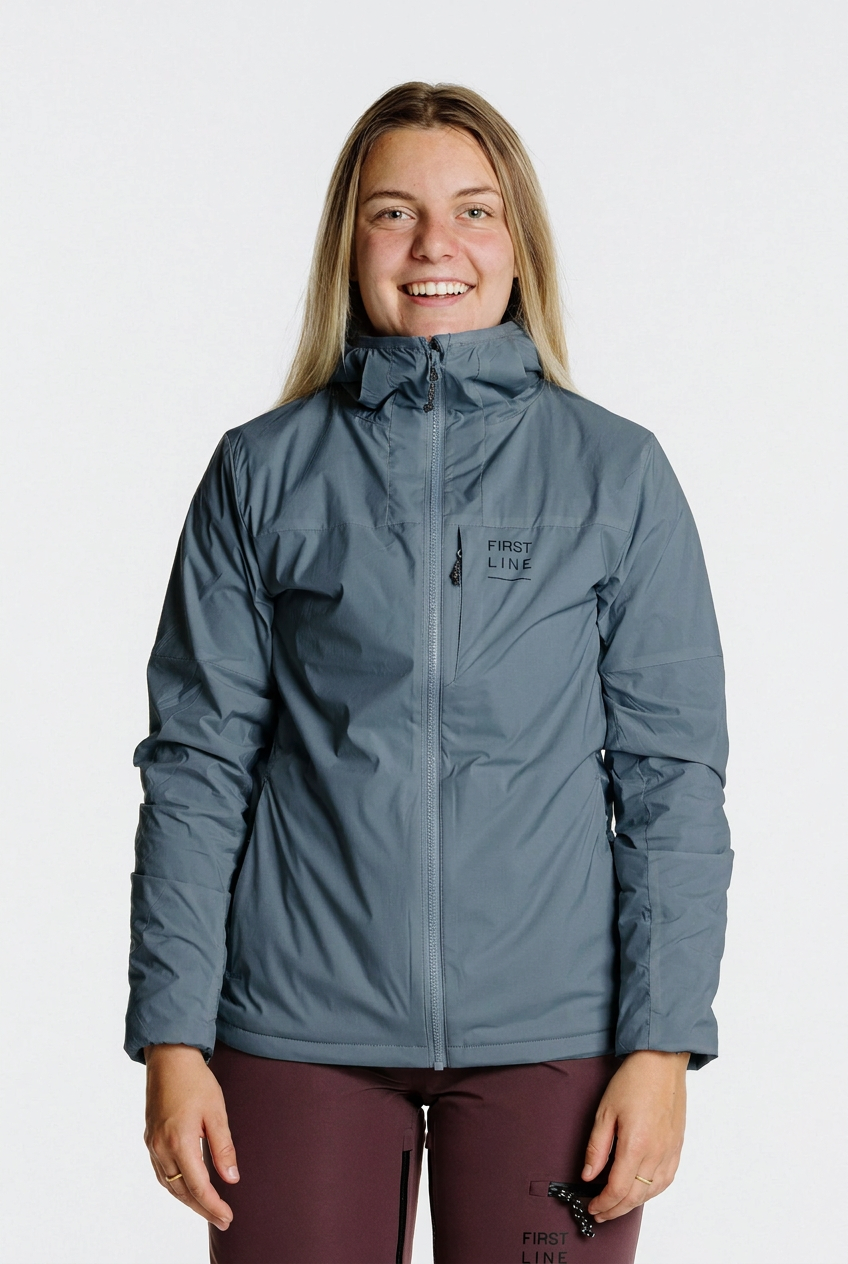 Frontansicht der Jacke in #5C6D7C mit schwarzem Logo
