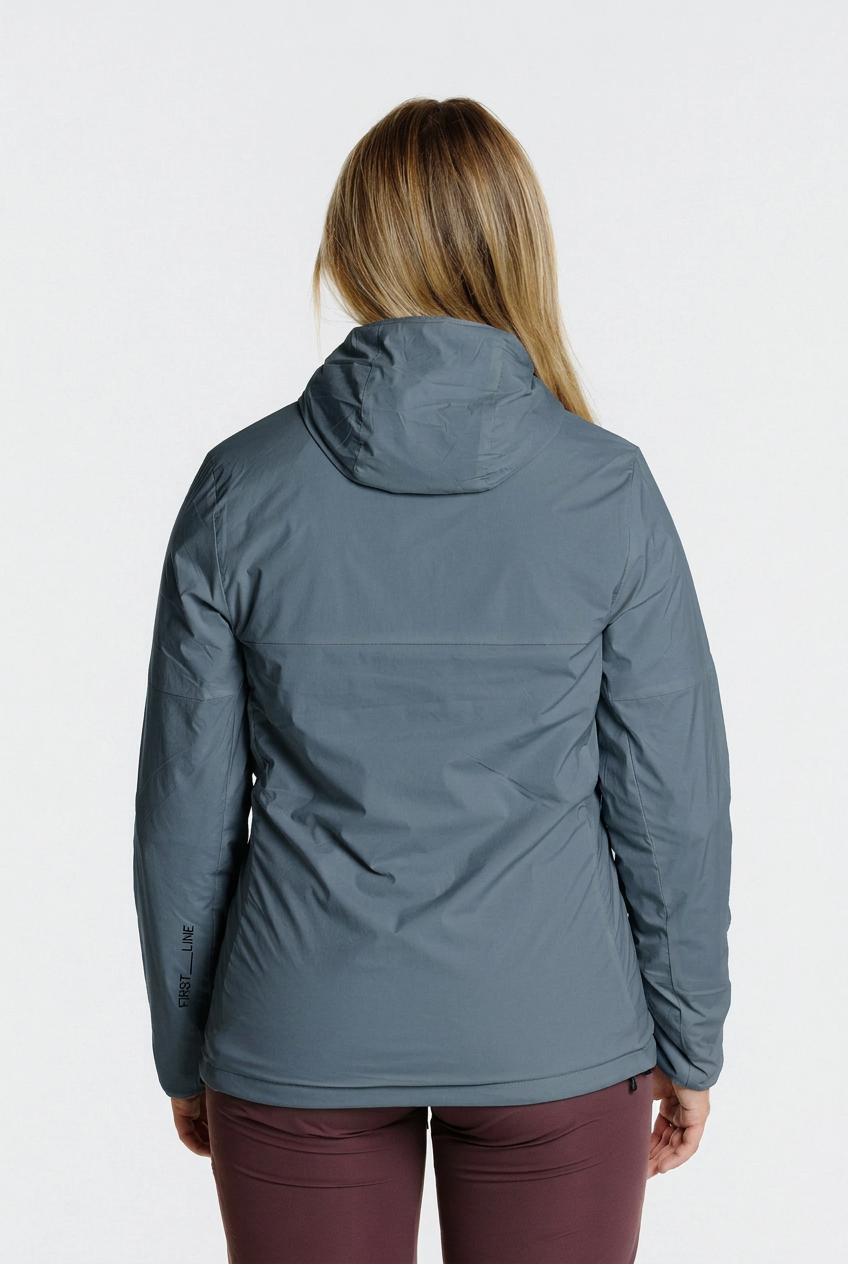 Rückenansicht der Jacke in #5C6D7C mit schwarzem Schriftzug