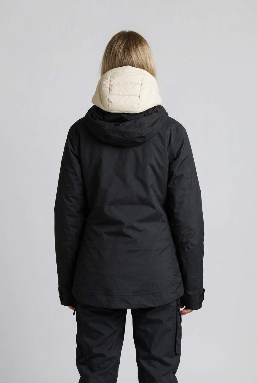 Schwarze Aussenjacke und Hose, Rückansicht