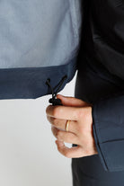 Enjo_3layershelljacket_women_midnightblue_inside drawcord adjustment