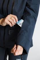 Enjo_3layershelljacket_women_midnightblue_skipasspocket