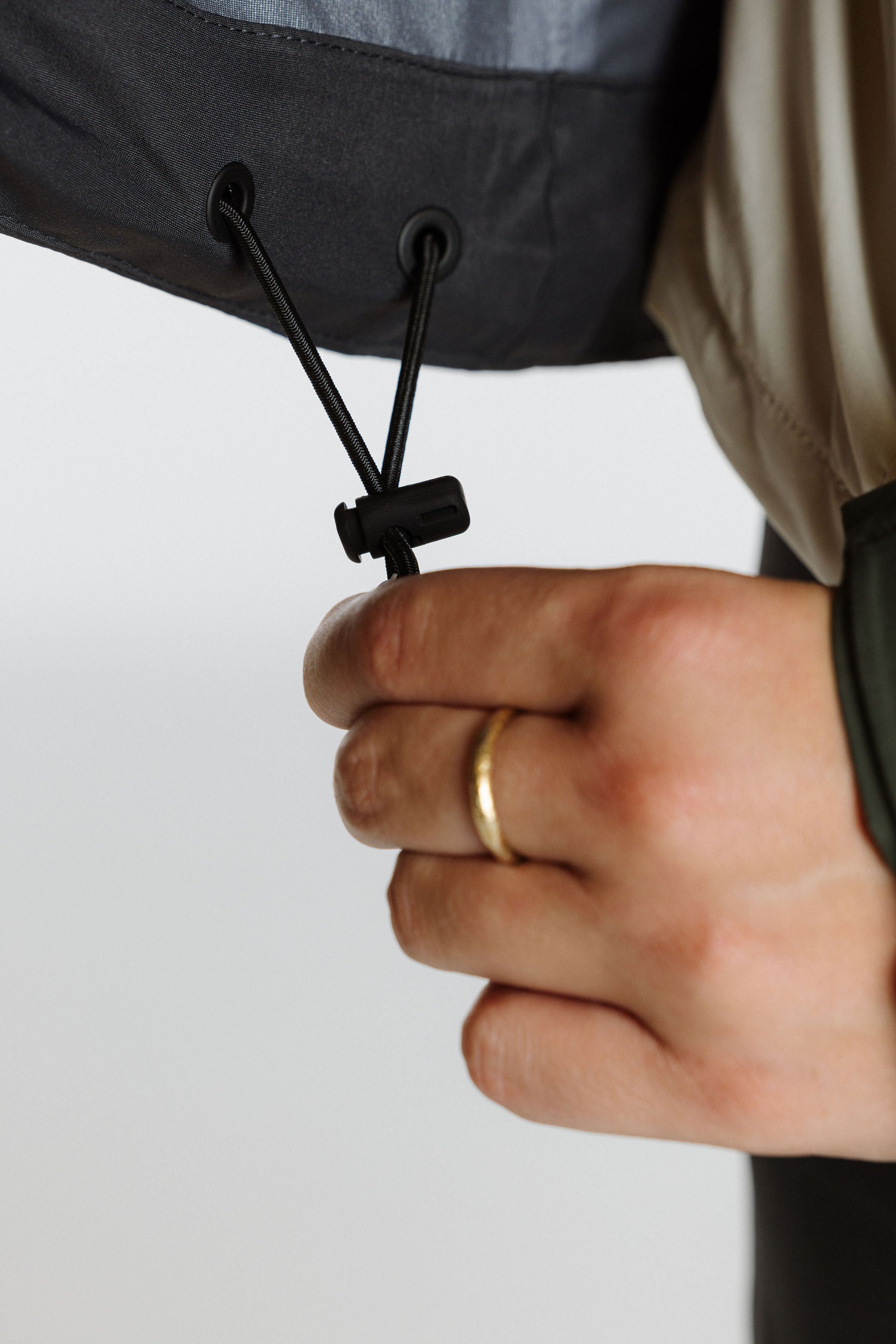 Enjo_3layershelljacket_women_primalolive_blackgraphite_inside drawcord adjustment