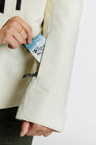 Enjo_3layershelljacket_women_snowwax_skipasspocket