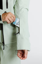 Enjo_3layershelljacket_women_softsage_skipasspocket