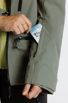 Enjo_3layershelljacket_women_softstone_skipasspocket