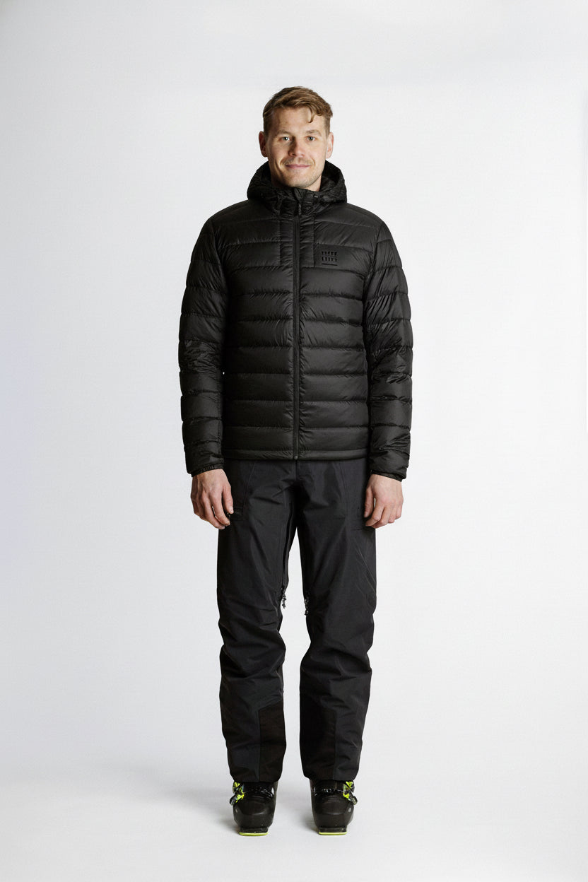 Komodinsulationjacket_men_black_frontview_outfit