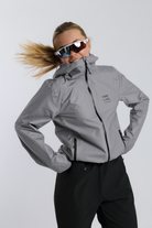 Core Jacke Damen – kühles Grau #7e7c81