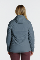 Rückenansicht der Jacke in #5C6D7C mit schwarzem Schriftzug
