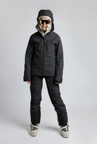 Schwarze Aussenjacke und Hose, Ganzkörperansicht