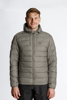 Vorderansicht der Jacke in #807D6F