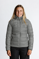 Vorderansicht der Jacke in #80817D